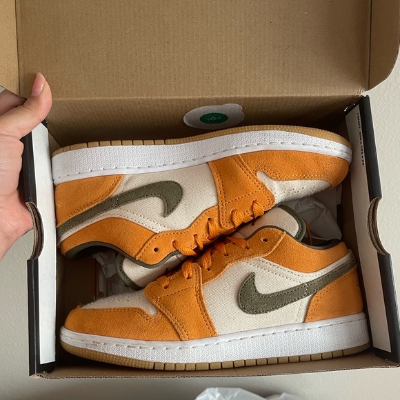 Jordan 1 Low SE Size 4 Youth - Picture 6 of 8